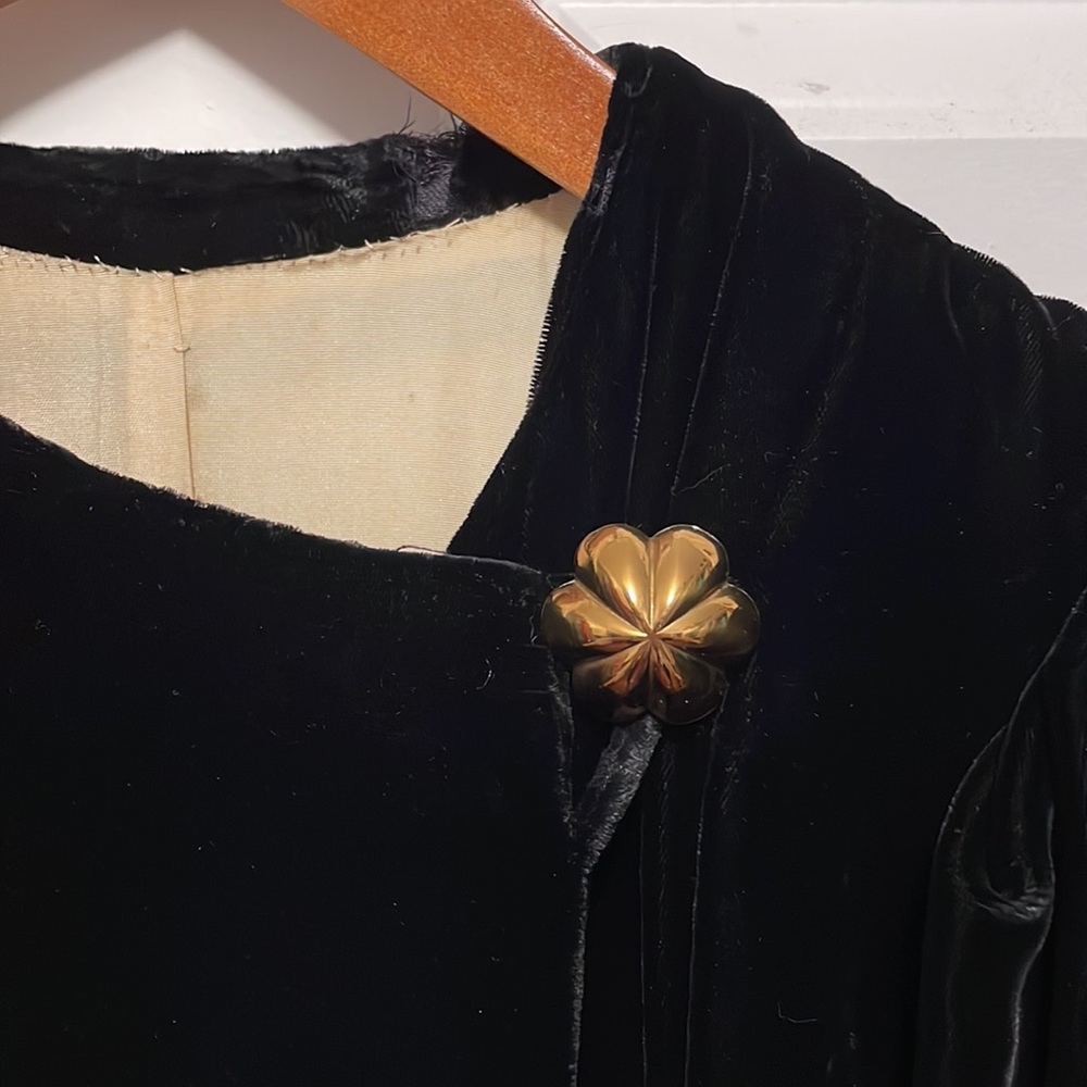 VINTAGE black velvet coat, lined in gold silk. Small. Needs repairs. - Picture 2 of 8